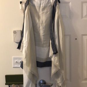 Francesas shawl with hood